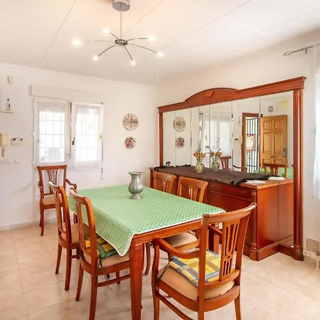 3 Bedroom Stunning Home In Torrevieja 別荘 *